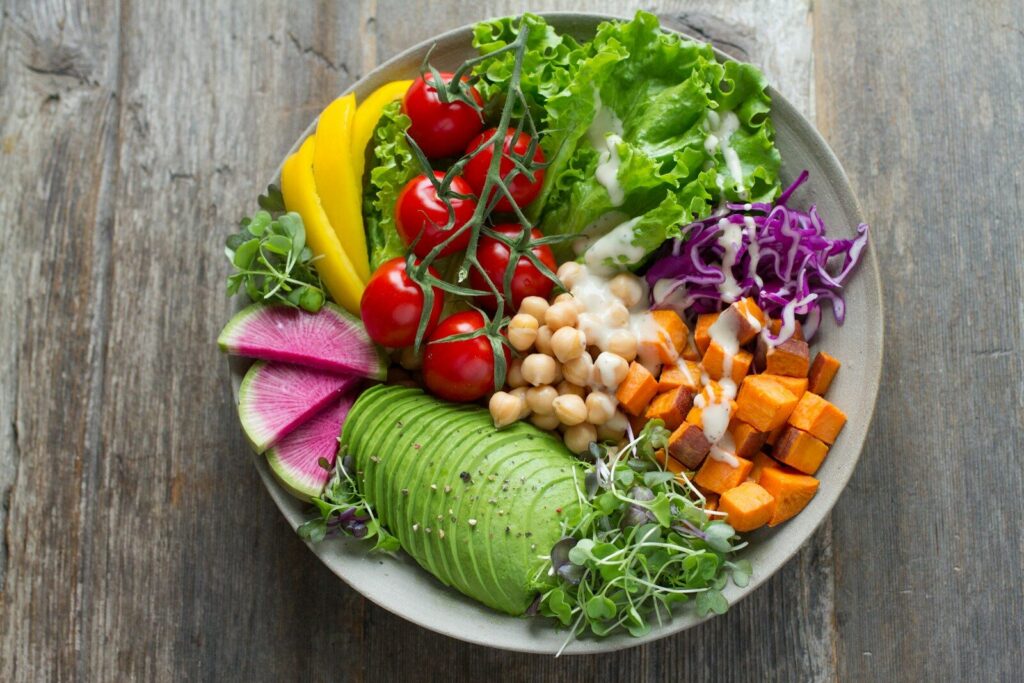 Qué comer antes y después de entrenar para maximizar tu rendimiento.